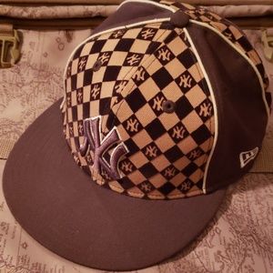 New York Yankee Fitted Hat 7 1/4 great condition